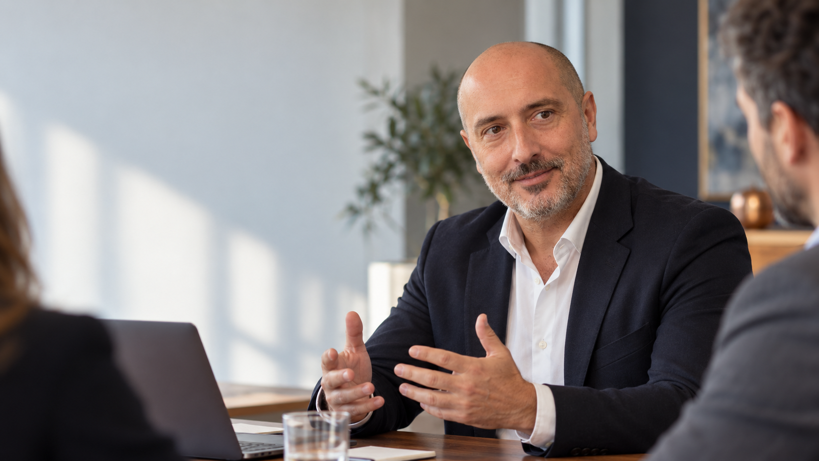 Igor Llaguno conversando con varias personas en una reunión profesional